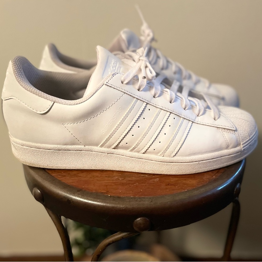 Adidas Men’s White Superstar Classic Shoe With Shell Toe.
